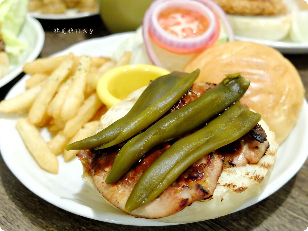 檜意生活村週邊R5小餐館客製美式漢堡超好吃!現烤可麗露吃了會上癮~ 檜意生活村週邊R5小餐館客製美式漢堡超好吃!現烤可麗露吃了會上癮~