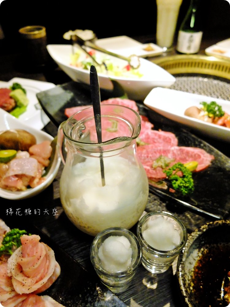 肉肉燒肉最新雙人套餐好豐盛，厚厚嫩菲力、超大北海道干貝用看的就流口水了啦！