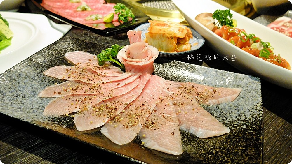肉肉燒肉最新雙人套餐好豐盛，厚厚嫩菲力、超大北海道干貝用看的就流口水了啦！