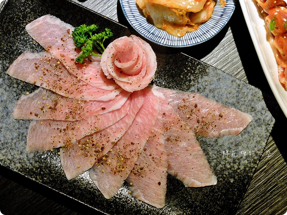 肉肉燒肉最新雙人套餐好豐盛，厚厚嫩菲力、超大北海道干貝用看的就流口水了啦！