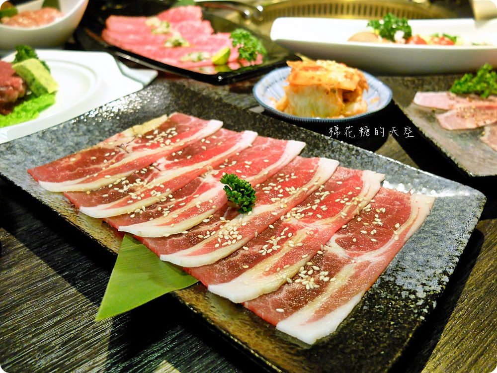 肉肉燒肉最新雙人套餐好豐盛，厚厚嫩菲力、超大北海道干貝用看的就流口水了啦！