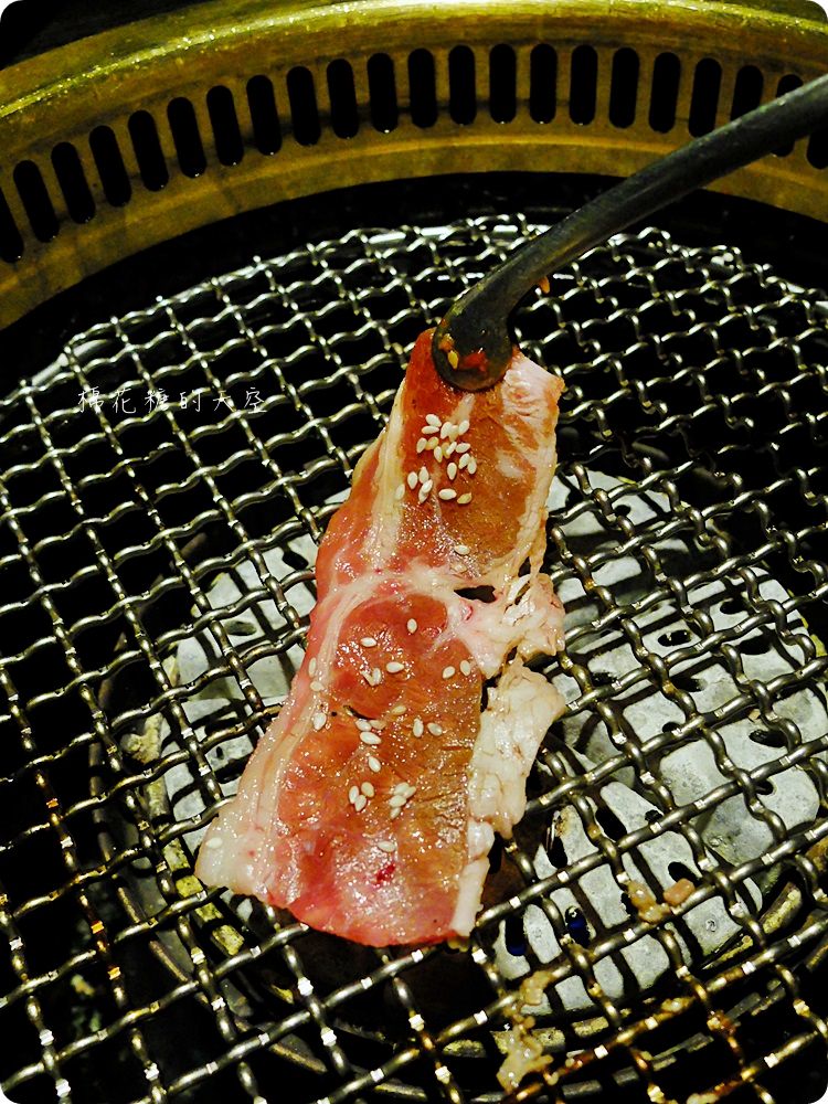 肉肉燒肉最新雙人套餐好豐盛，厚厚嫩菲力、超大北海道干貝用看的就流口水了啦！