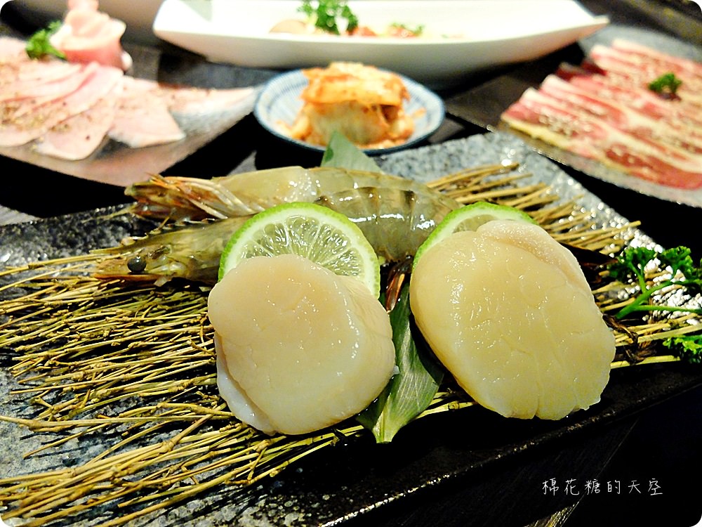肉肉燒肉最新雙人套餐好豐盛，厚厚嫩菲力、超大北海道干貝用看的就流口水了啦！