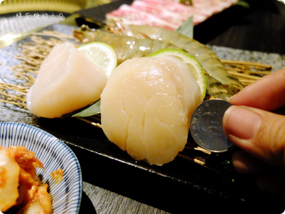 肉肉燒肉最新雙人套餐好豐盛，厚厚嫩菲力、超大北海道干貝用看的就流口水了啦！