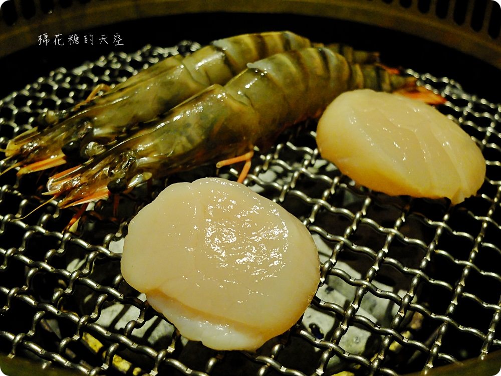 肉肉燒肉最新雙人套餐好豐盛，厚厚嫩菲力、超大北海道干貝用看的就流口水了啦！