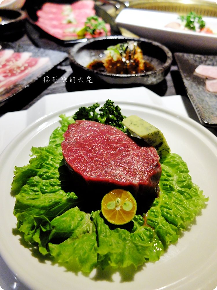 肉肉燒肉最新雙人套餐好豐盛，厚厚嫩菲力、超大北海道干貝用看的就流口水了啦！