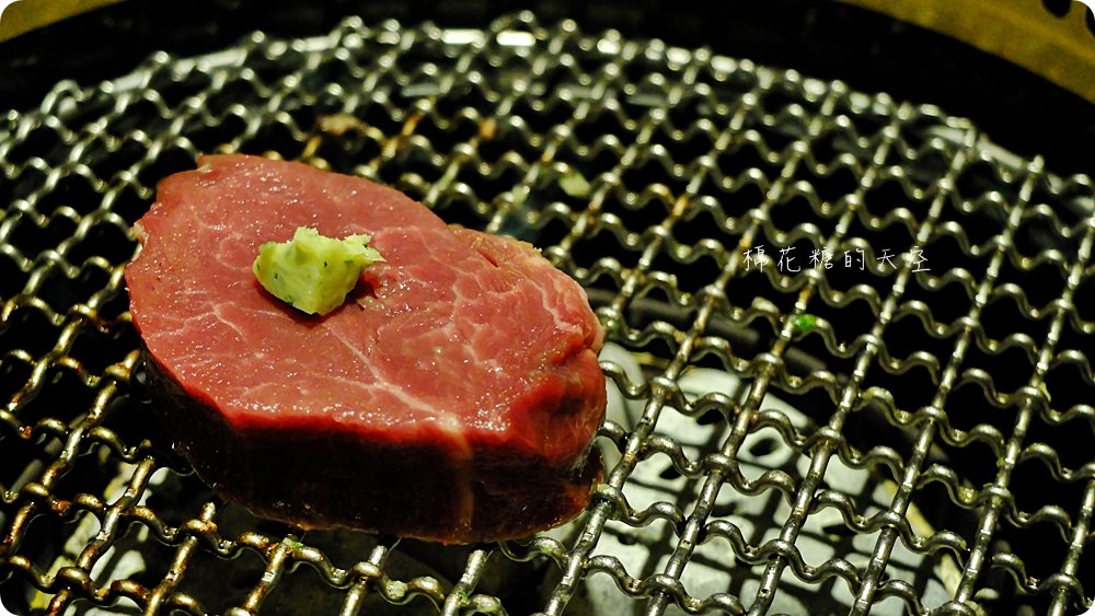 肉肉燒肉最新雙人套餐好豐盛，厚厚嫩菲力、超大北海道干貝用看的就流口水了啦！