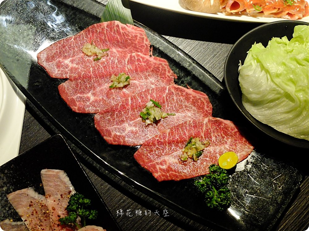 肉肉燒肉最新雙人套餐好豐盛，厚厚嫩菲力、超大北海道干貝用看的就流口水了啦！