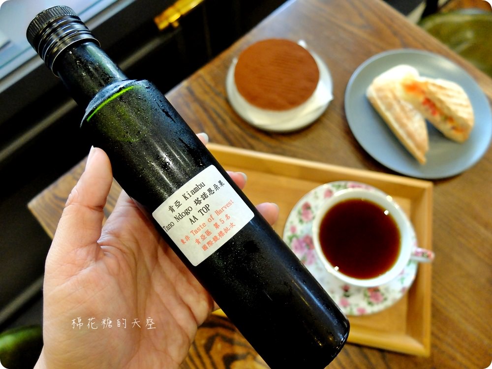 台中鬆餅大推薦！芒果樹咖啡獨特鬆餅口感超獨特，提拉米蘇加草莓怎麼能不帶他走