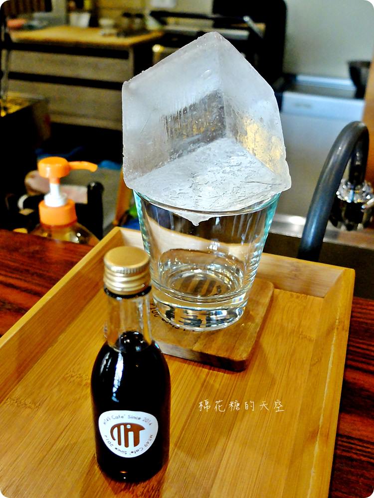 台中鬆餅大推薦！芒果樹咖啡獨特鬆餅口感超獨特，提拉米蘇加草莓怎麼能不帶他走