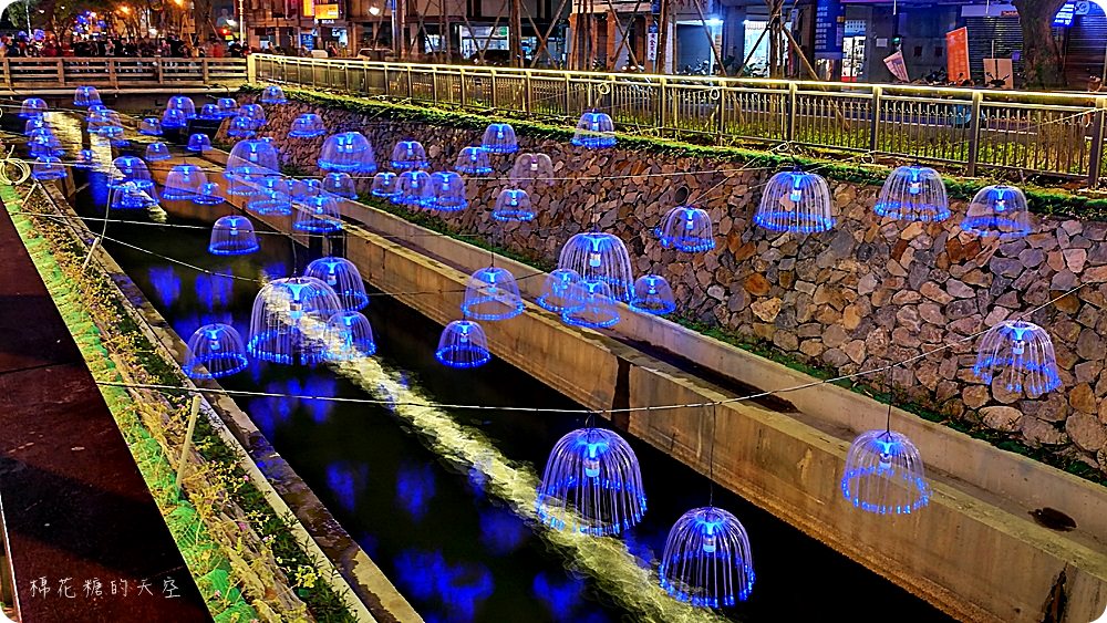 最新綠川水岸全攻略(附地圖)，不只水母漂漂～浪漫落花隧道、放大發光蒲公英都美呀！