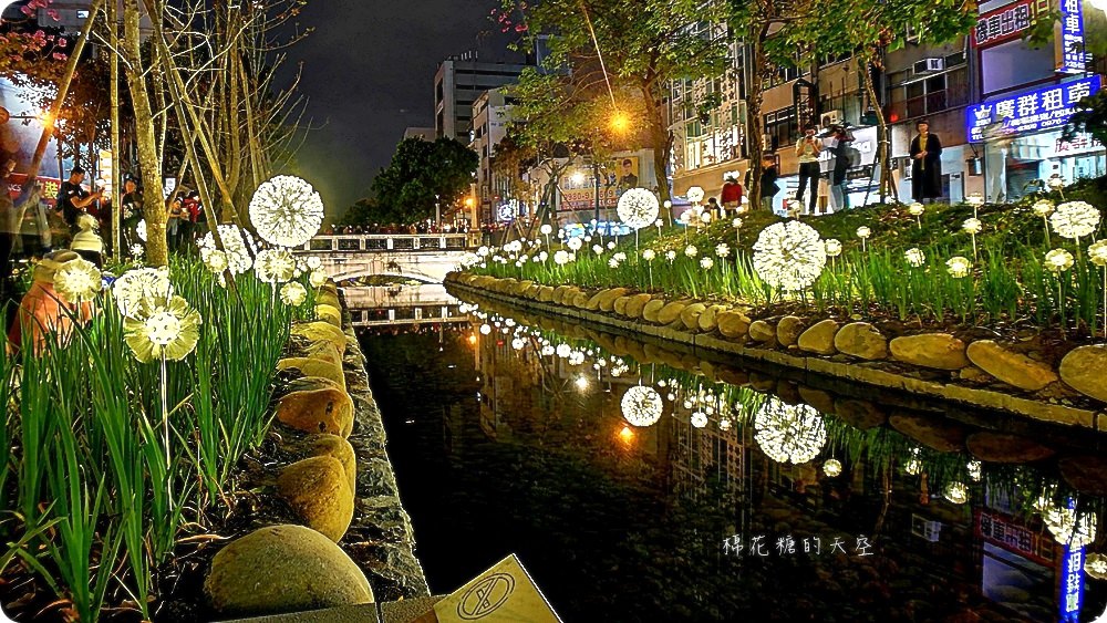 最新綠川水岸全攻略(附地圖)，不只水母漂漂～浪漫落花隧道、放大發光蒲公英都美呀！