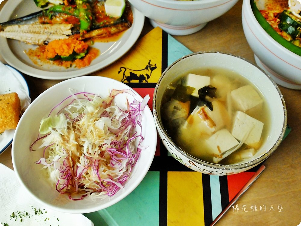 沙拉、熱湯、飲料吃到飽，秋刀鬪肥牛好吃高品質，叻排、雞腿也來鬪一腳
