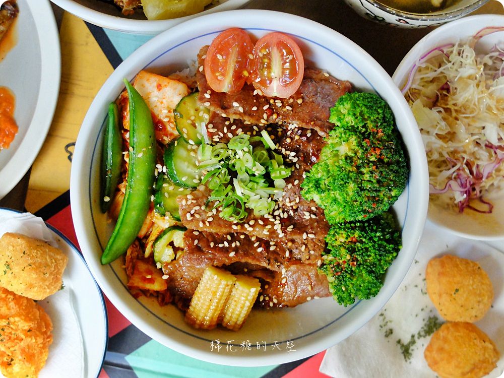 沙拉、熱湯、飲料吃到飽，秋刀鬪肥牛好吃高品質，叻排、雞腿也來鬪一腳