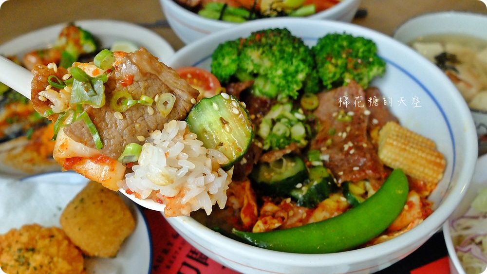 沙拉、熱湯、飲料吃到飽，秋刀鬪肥牛好吃高品質，叻排、雞腿也來鬪一腳