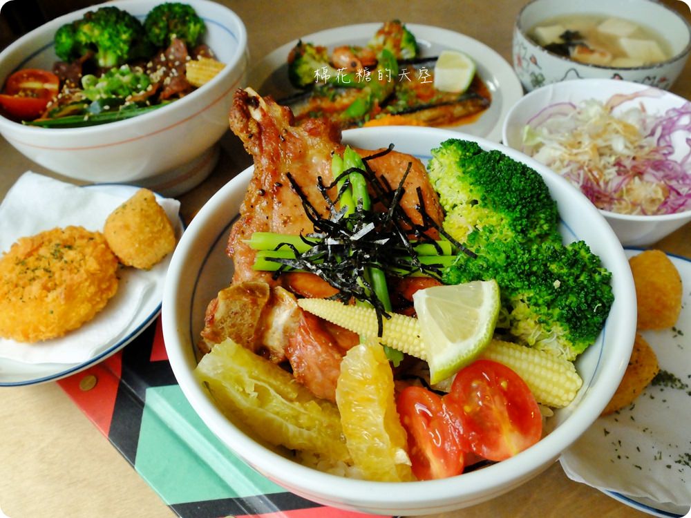 沙拉、熱湯、飲料吃到飽，秋刀鬪肥牛好吃高品質，叻排、雞腿也來鬪一腳
