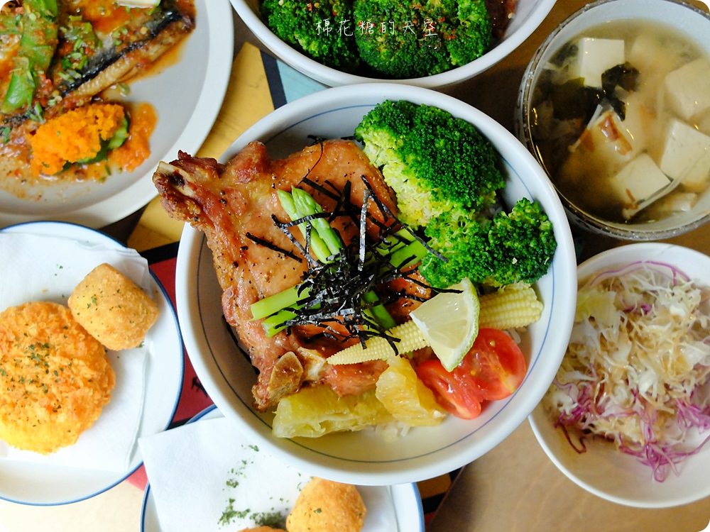 沙拉、熱湯、飲料吃到飽，秋刀鬪肥牛好吃高品質，叻排、雞腿也來鬪一腳