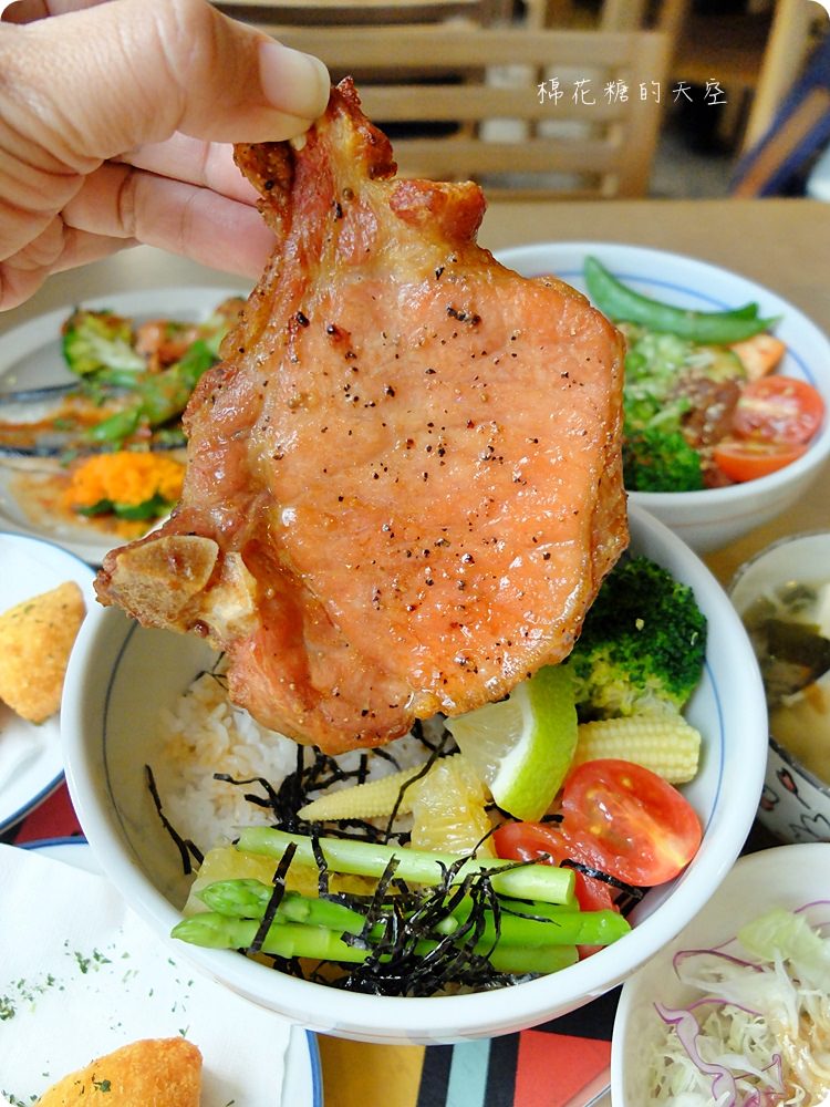 沙拉、熱湯、飲料吃到飽，秋刀鬪肥牛好吃高品質，叻排、雞腿也來鬪一腳