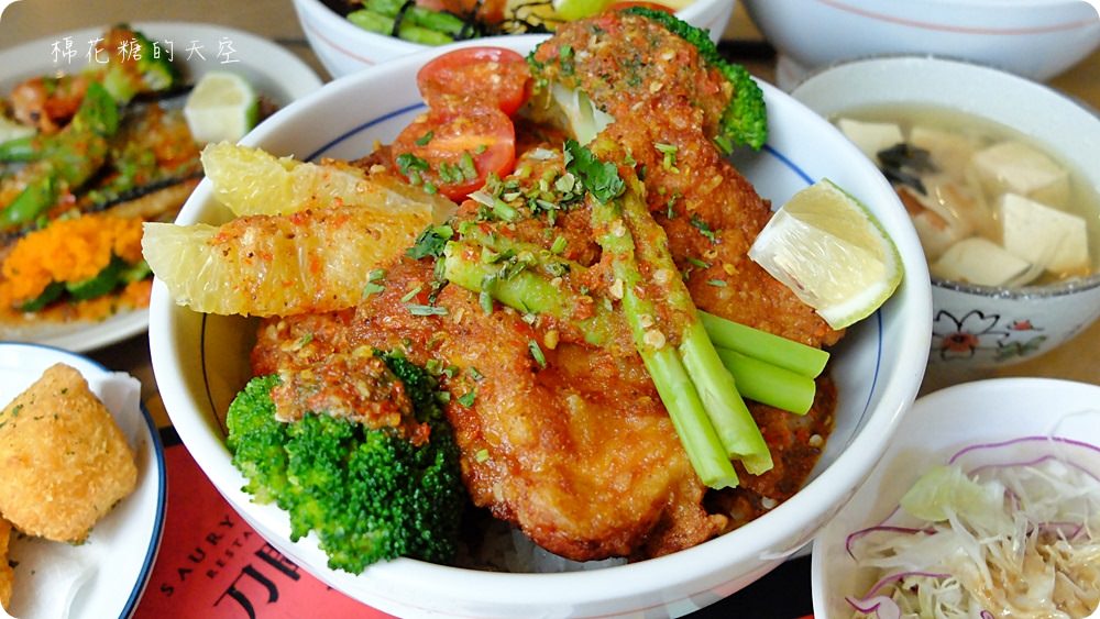 沙拉、熱湯、飲料吃到飽，秋刀鬪肥牛好吃高品質，叻排、雞腿也來鬪一腳