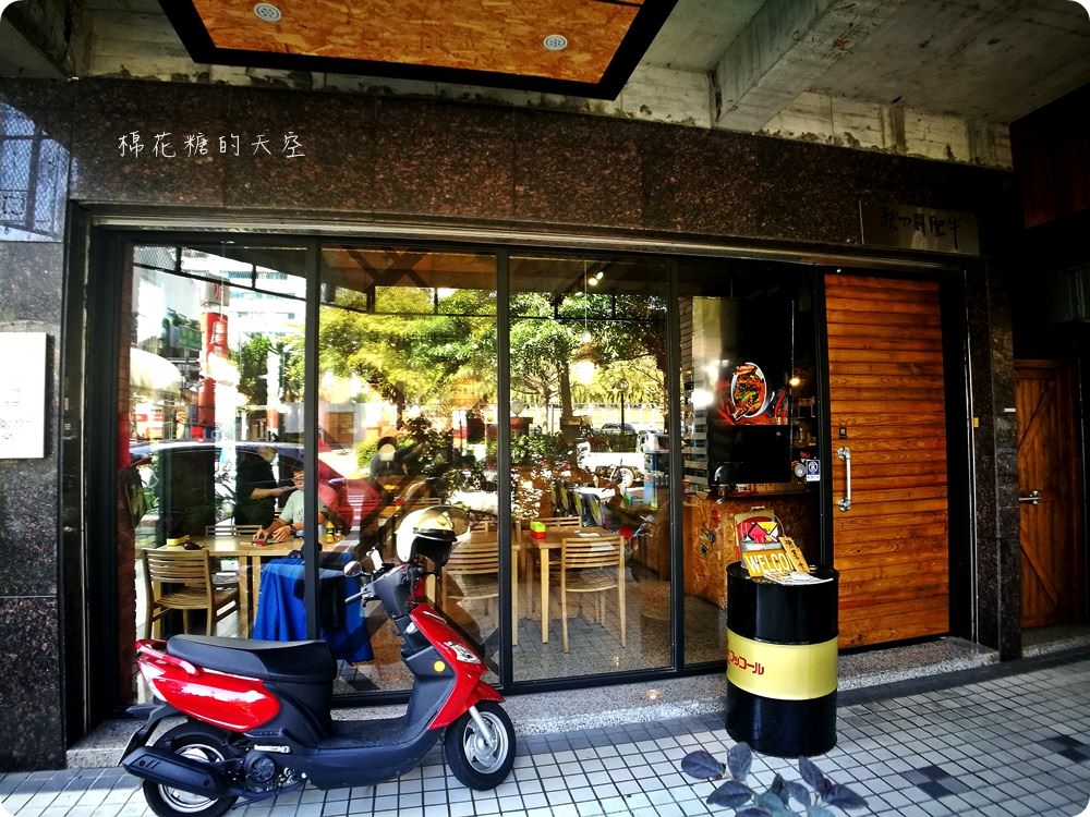 沙拉、熱湯、飲料吃到飽，秋刀鬪肥牛好吃高品質，叻排、雞腿也來鬪一腳