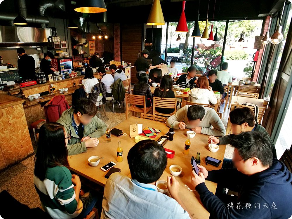 沙拉、熱湯、飲料吃到飽，秋刀鬪肥牛好吃高品質，叻排、雞腿也來鬪一腳