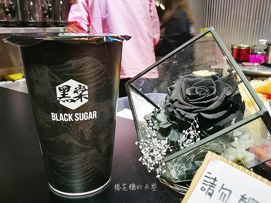 一中黑糖珍珠鮮奶免排隊！黑棠超潮全黑包裝正流行！