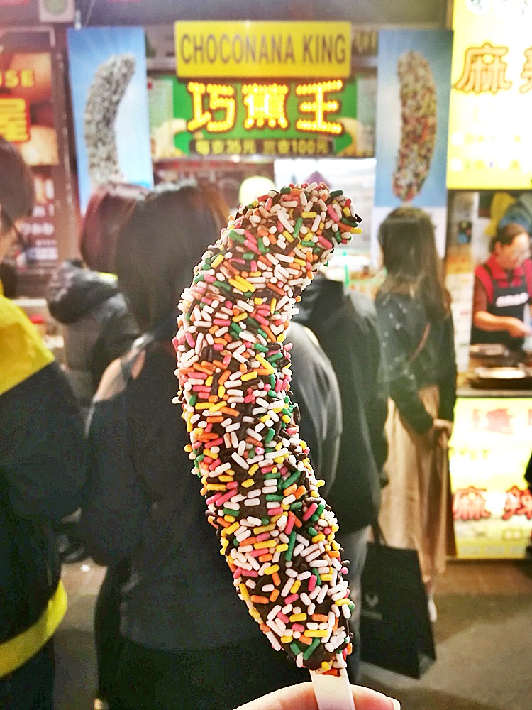 逢甲夜市老攤-巧蕉王，好吃脆皮巧克力香蕉可是有專利的喔！