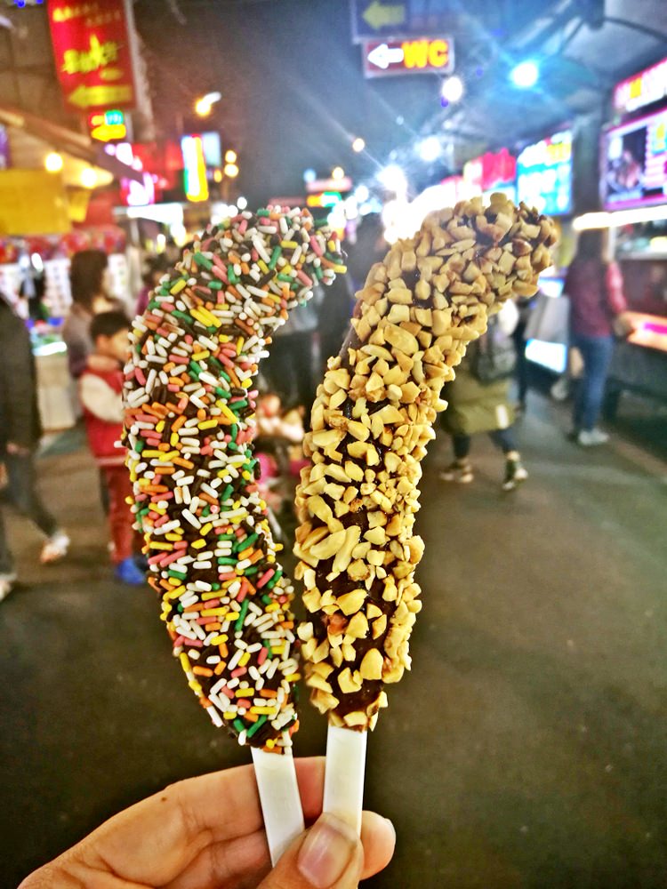 逢甲夜市老攤-巧蕉王，好吃脆皮巧克力香蕉可是有專利的喔！