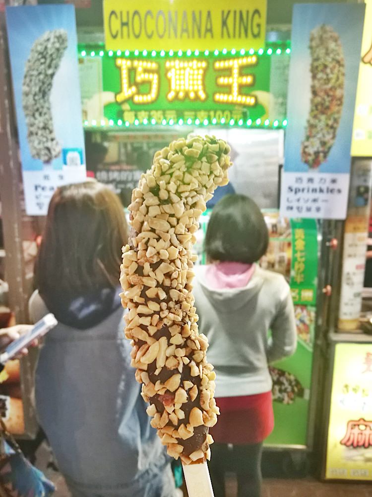 逢甲夜市老攤-巧蕉王，好吃脆皮巧克力香蕉可是有專利的喔！