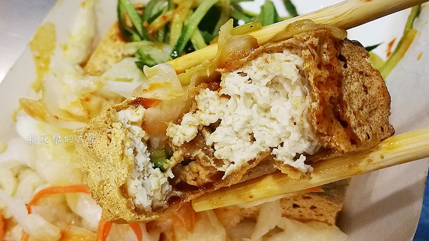 逢甲夜市超人氣名店一心素食臭豆腐，假日來要有排隊的準備！