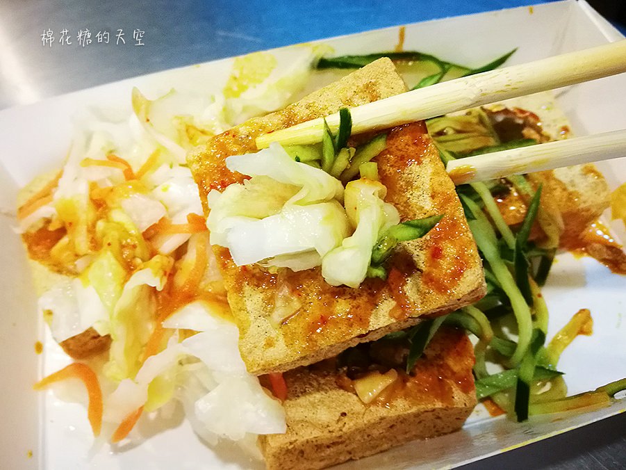 逢甲夜市超人氣名店一心素食臭豆腐，假日來要有排隊的準備！