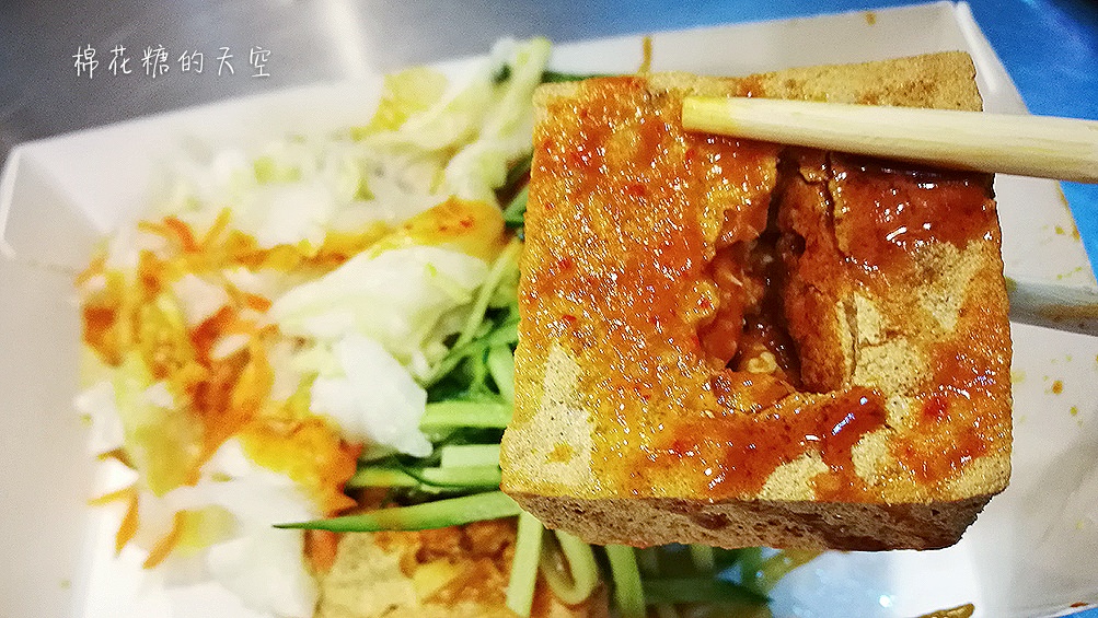 逢甲夜市超人氣名店一心素食臭豆腐，假日來要有排隊的準備！