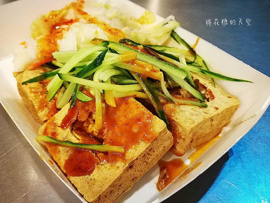 逢甲夜市超人氣名店一心素食臭豆腐，假日來要有排隊的準備！
