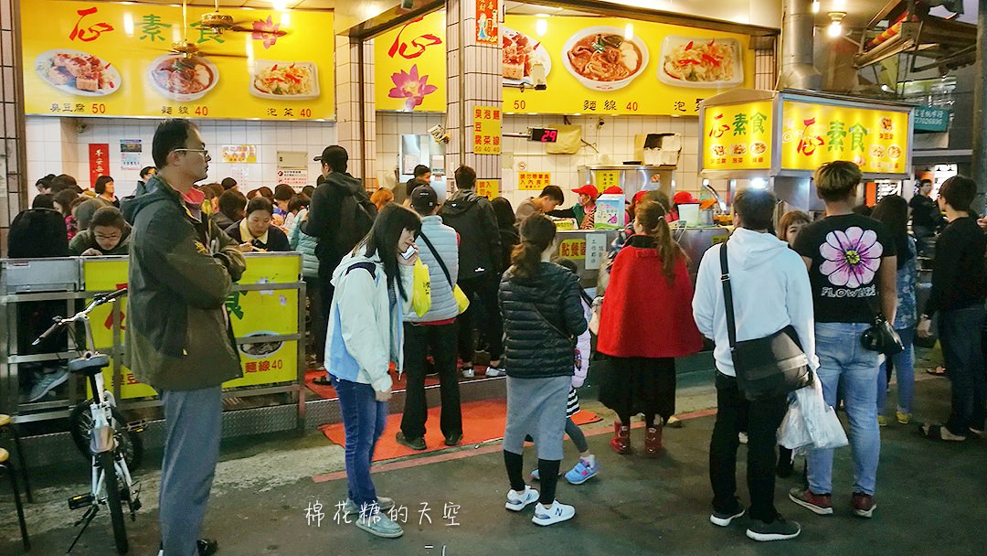 逢甲夜市超人氣名店一心素食臭豆腐，假日來要有排隊的準備！
