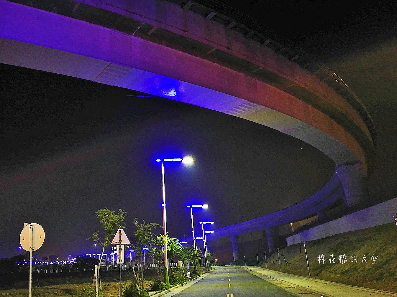 台中新景點北屯神秘藍色公路開通囉！藍紫色路燈好浪漫～