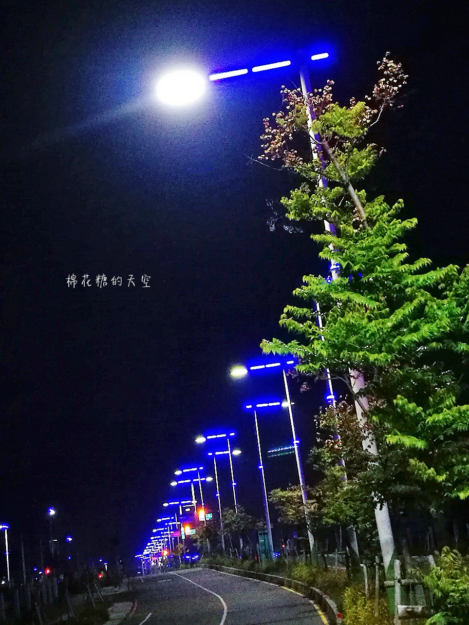 台中新景點北屯神秘藍色公路開通囉！藍紫色路燈好浪漫～