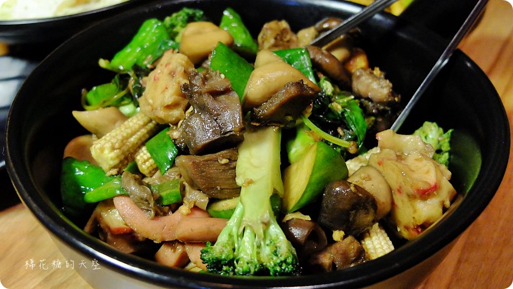 這家滷味不一樣！三杯風味超夠勁！大推鳳梨蝦球超多蝦～