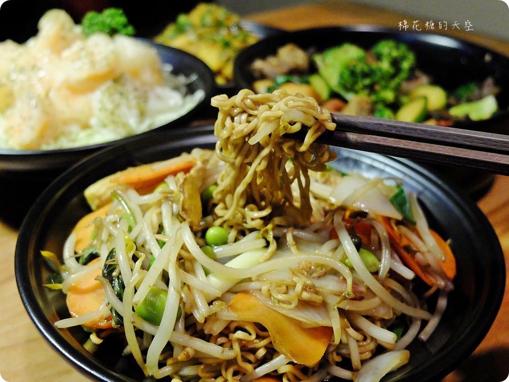 這家滷味不一樣！三杯風味超夠勁！大推鳳梨蝦球超多蝦～