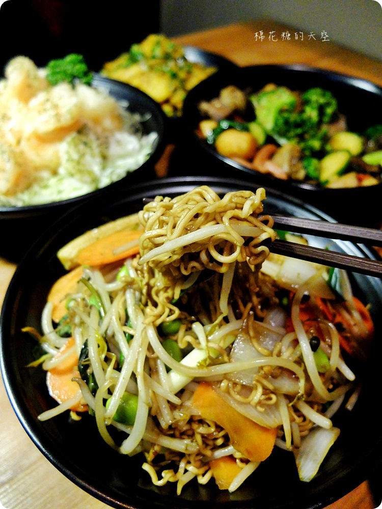 這家滷味不一樣！三杯風味超夠勁！大推鳳梨蝦球超多蝦～