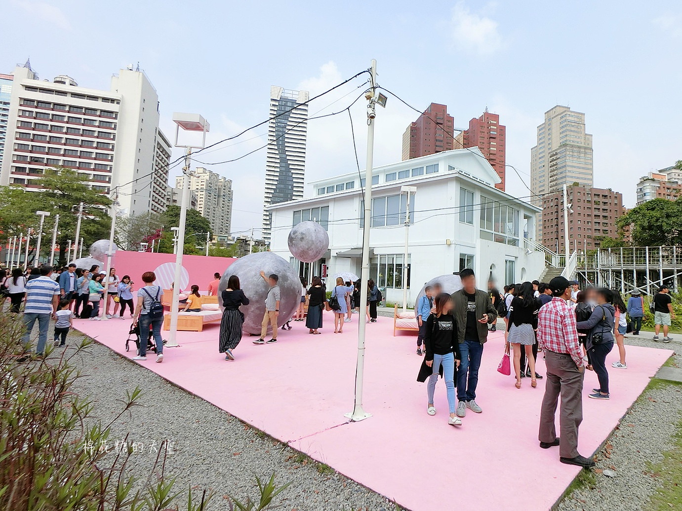 到處都是人龍!假日要來勤美術館粉紅現象請做好曬太陽的準備! 到處都是人龍!假日要來勤美術館粉紅現象請做好曬太陽的準備!