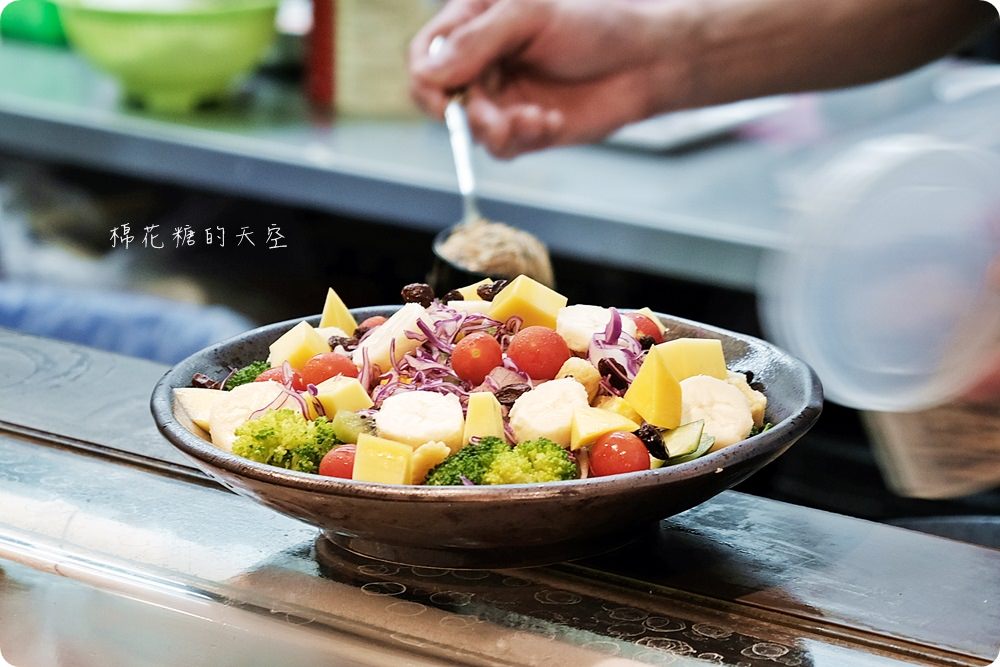 潭子在地人推薦好吃海鮮餐廳-鱻味館，快炒、串燒樣樣在行，推薦必點青龍炒豬油渣