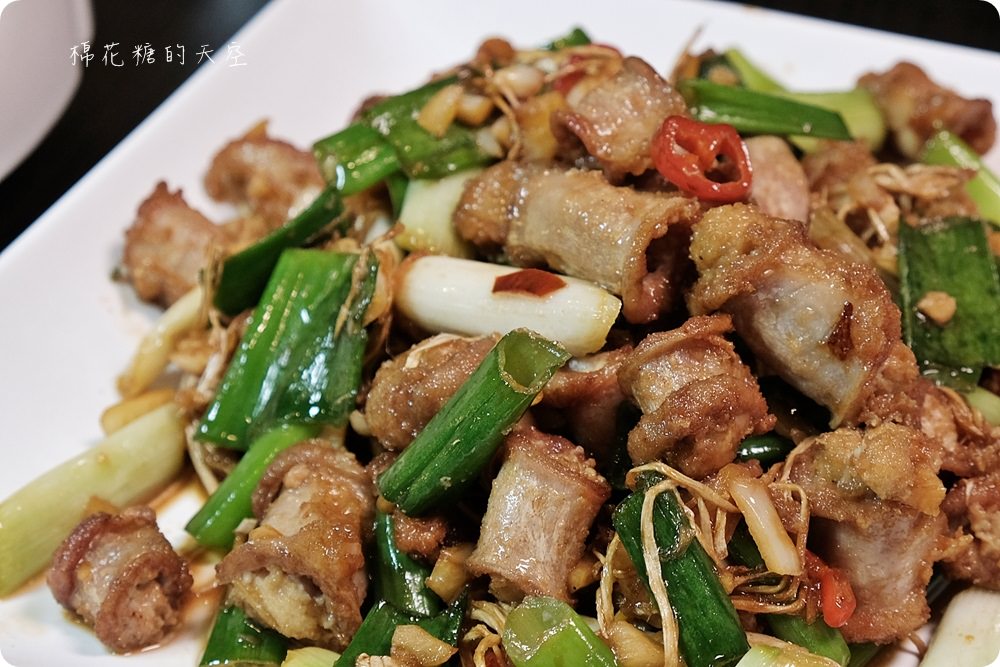 潭子在地人推薦好吃海鮮餐廳-鱻味館，快炒、串燒樣樣在行，推薦必點青龍炒豬油渣