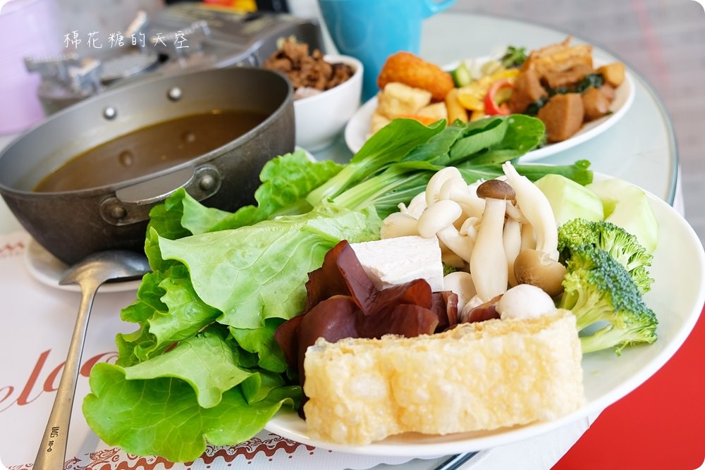 大甲團體聚餐好去處隱藏版蔬食火鍋吃到飽，招牌大甲芋頭、包餡芋圓吃免驚！