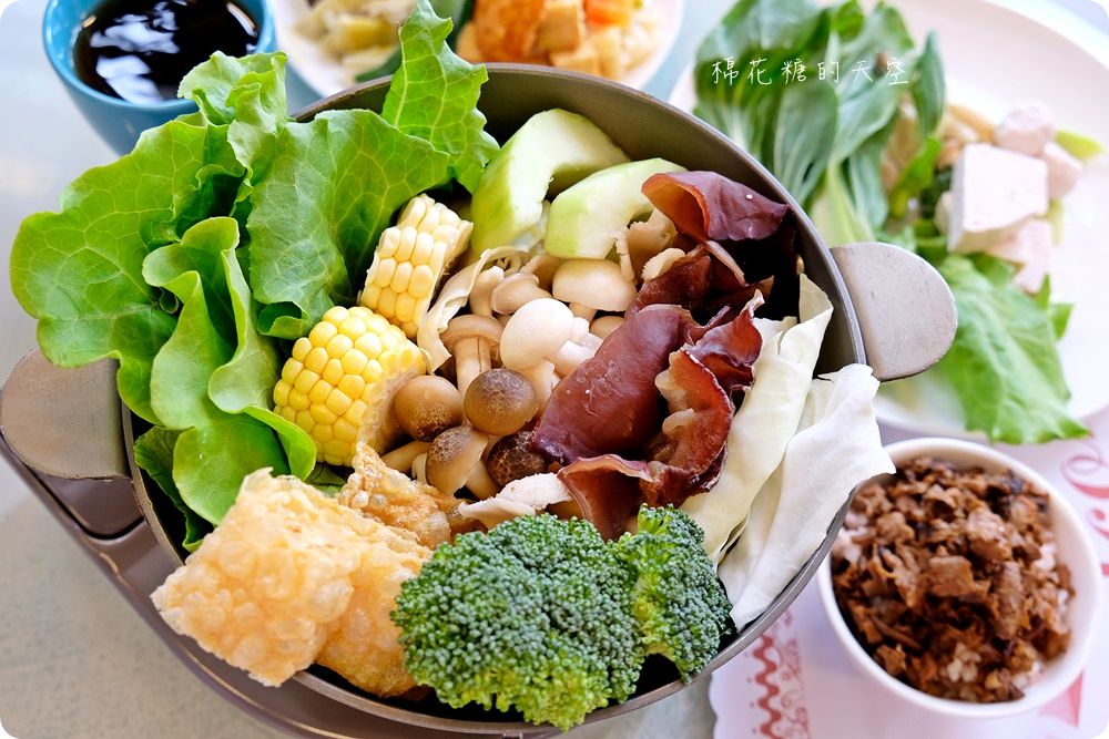 大甲團體聚餐好去處隱藏版蔬食火鍋吃到飽，招牌大甲芋頭、包餡芋圓吃免驚！