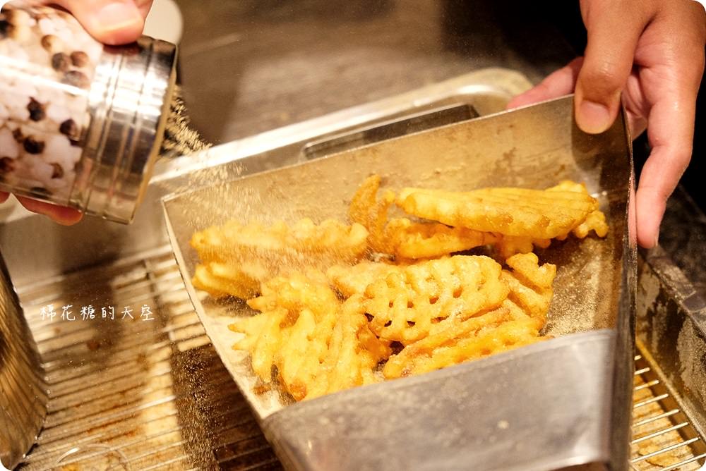 就是這一塊！潮麻吉雞排台中首店就在靜宜周邊喔！五種口味、兩種口感任你挑～