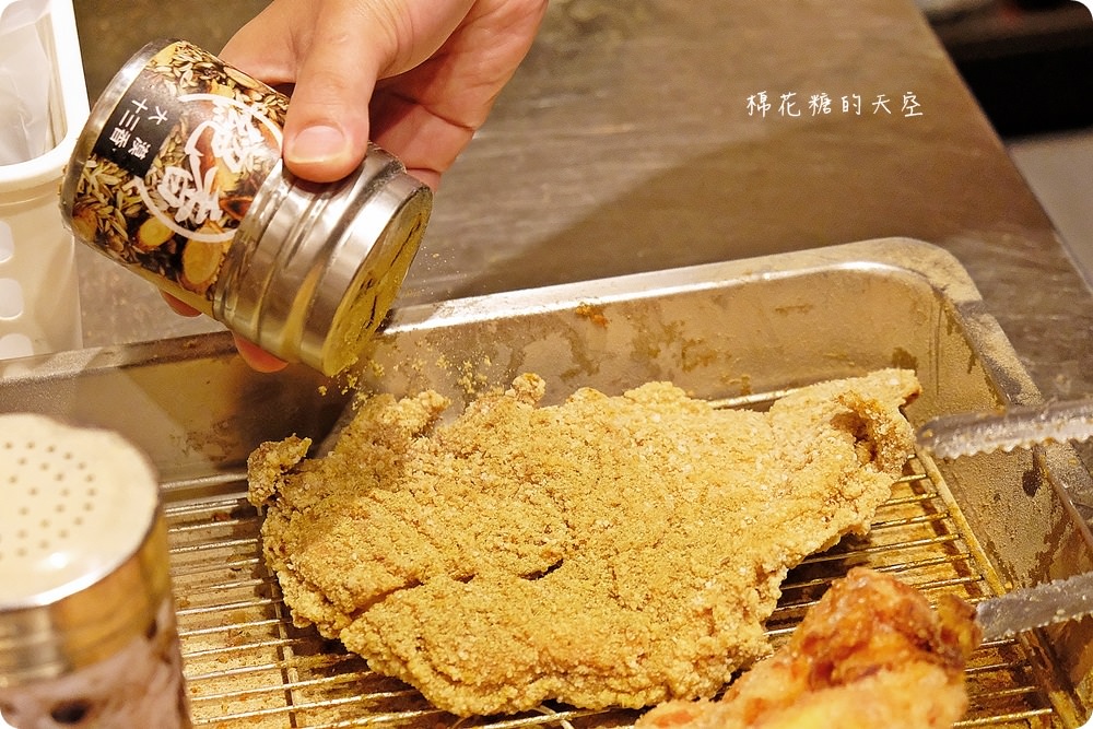 就是這一塊！潮麻吉雞排台中首店就在靜宜周邊喔！五種口味、兩種口感任你挑～