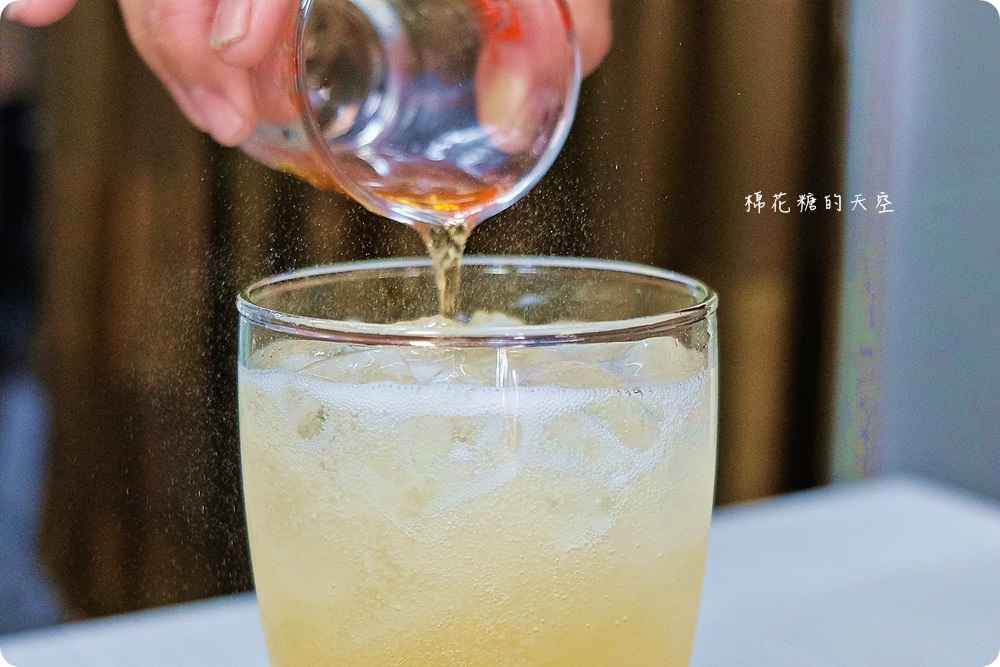 西屯路上最好喝的氣泡飲！喝得到葡萄柚果肉的氣泡飲～透心涼阿！快來小澤嘟嘟清涼一下！