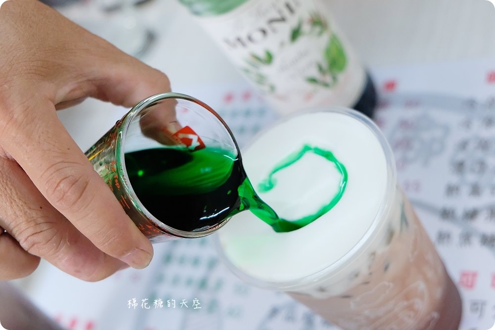 西屯路上最好喝的氣泡飲！喝得到葡萄柚果肉的氣泡飲～透心涼阿！快來小澤嘟嘟清涼一下！