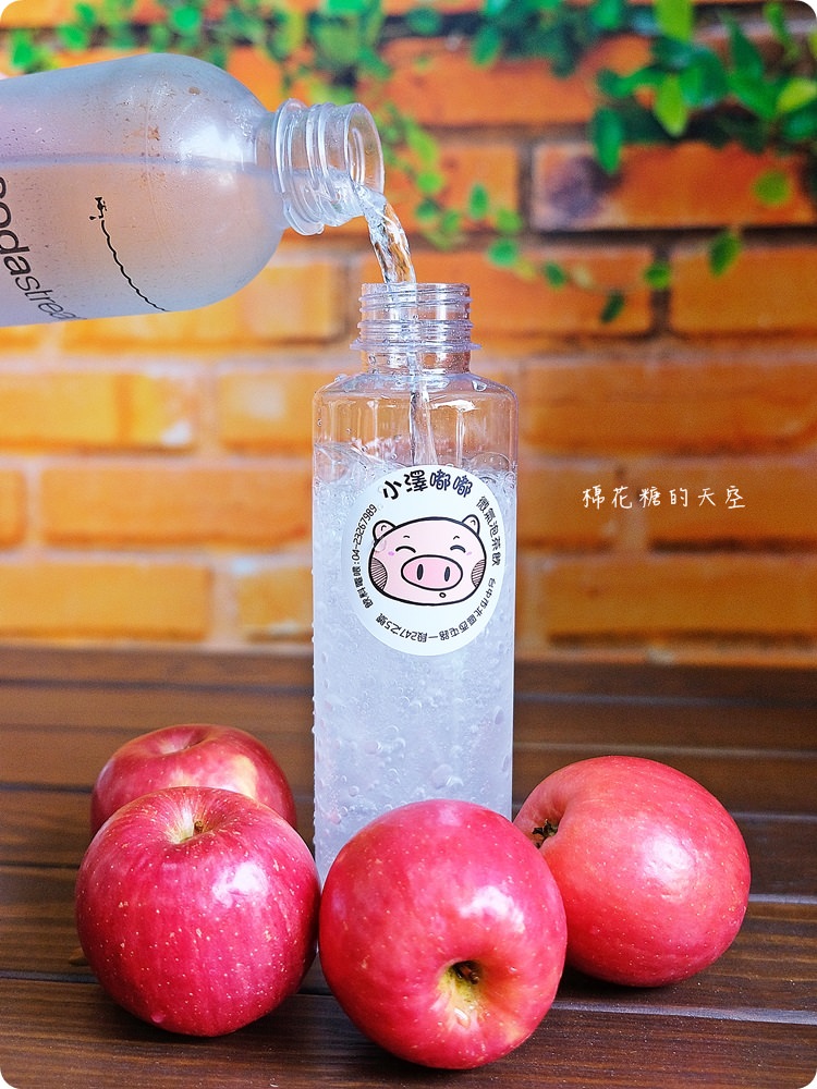 西屯路上最好喝的氣泡飲！喝得到葡萄柚果肉的氣泡飲～透心涼阿！快來小澤嘟嘟清涼一下！