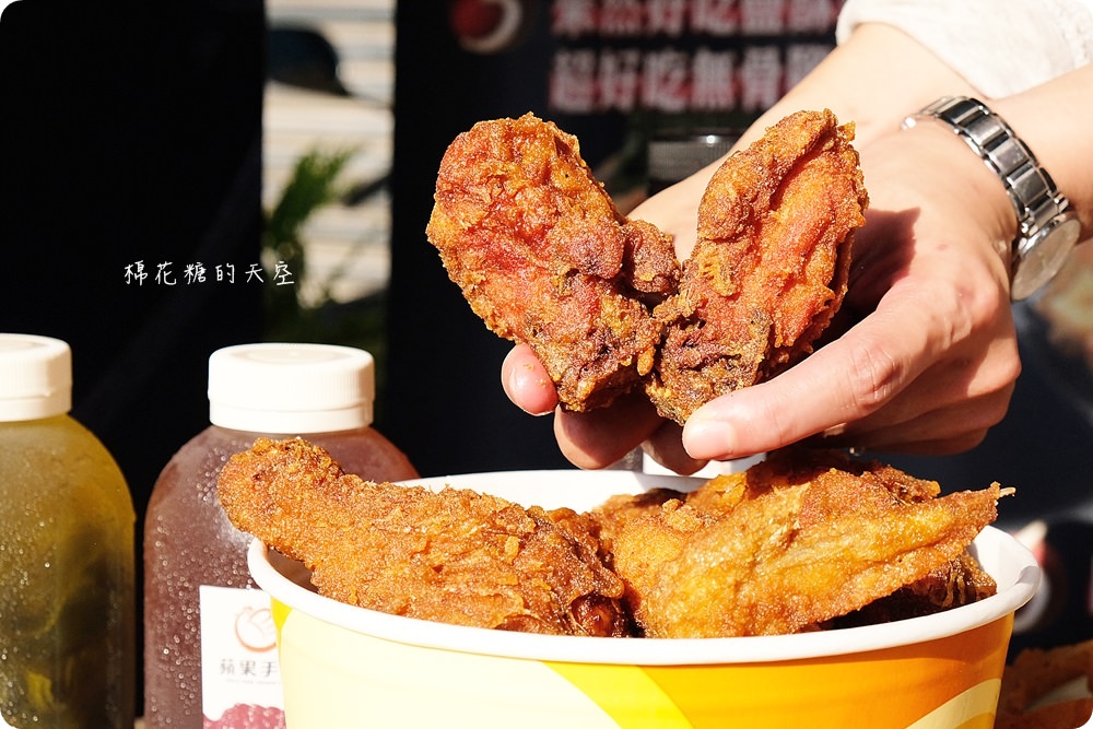 台中炸雞推薦-蘋果手雞爆漿啦！獨特香酥外皮炸雞桶保證一吃上癮～